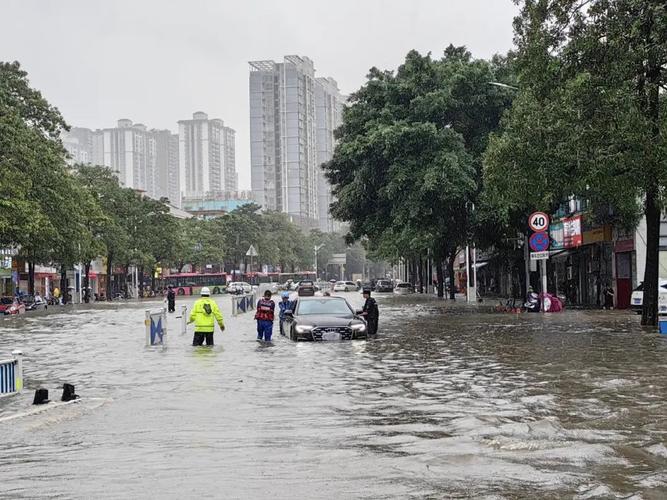 2021年洪水事件有哪些防汛失联干部已遇难怎么办揪心！汉中一出租车撞倒电动车，骑车人掉落汉江下落不明, 你怎么看