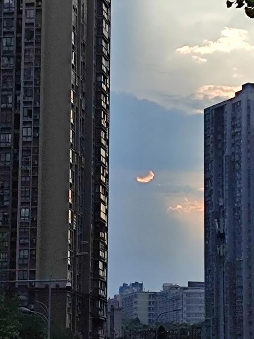 杭州有太阳和月亮的建筑在什么路杭州有太阳吗网传七夕时节杭州市上空出现了“五彩祥云”你怎么看